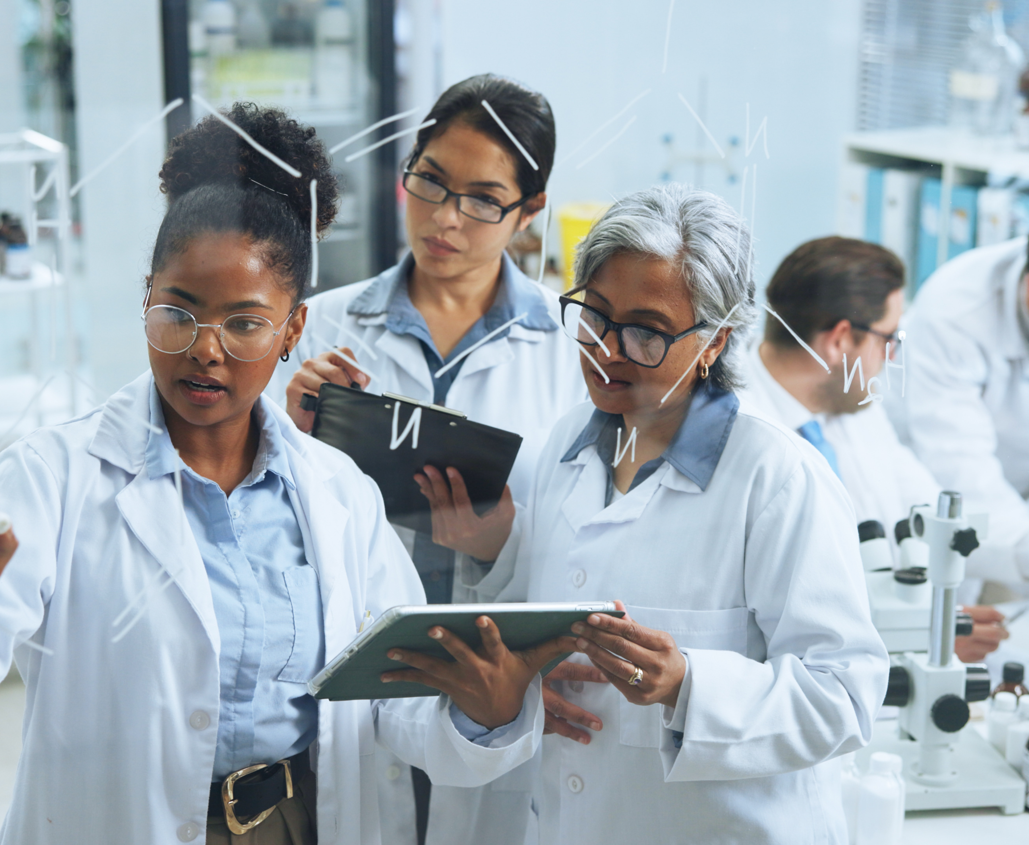 Équipe de recherche travaillant ensemble dans un laboratoire
